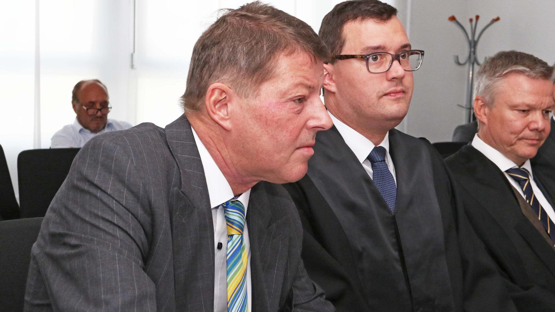 Langer Prozess: Die Ex-Geschäftsführer Roger Heidt (links) und Thomas Engelhard (rechts) wollen in der Pforzheimer Stadtwerke-Affäre nichts falsch gemacht haben und klagen gegen ihre fristlose Entlassung.