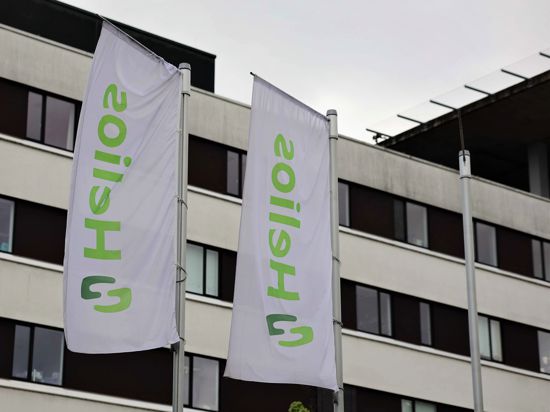 Stürmische Zeiten: Fahnen flattern im Wind vor dem Helios-Klinikum in Pforzheim. Die Unternehmensleitung wehrt sich gegen Vorwürfe aus der Belegschaft.