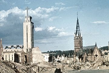 Die großteils zerstörte Herz-Jesu-Kirche ist nach dem Luftangriff am 23. Februar 1945  wieder weitgehend nach ihrem ursprünglichen Entwurf aufgebaut worden. Dagegen wurde die Stadtkirche abgerissen und an ihrer Stelle ein Neubau verwirklicht. 