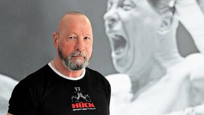 Vor eigenem Bild vom Kampf: Uwe Hück engagiert sich mit seiner Lernstiftung gegen die Pandemie. Dabei setzt er auch auf einen neuen Benefiz-Boxkampf gegen einen ehemaligen Weltmeister im Schwergewicht.