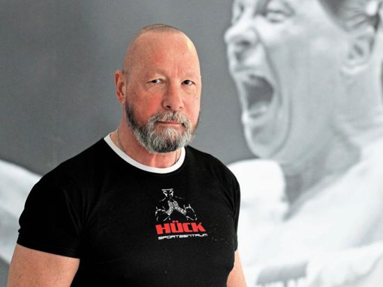 Vor eigenem Bild vom Kampf: Uwe Hück engagiert sich mit seiner Lernstiftung gegen die Pandemie. Dabei setzt er auch auf einen neuen Benefiz-Boxkampf gegen einen ehemaligen Weltmeister im Schwergewicht.