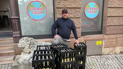 Die Getränke sind schon besorgt für die Eröffnung von Pepe Palmes „Strandfigur-Bar“ in Brötzingen.