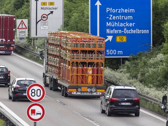Autobahn A8 bei Pforzheim. // 28.06.2021: DEU, Deutschland, Baden-Württemberg, Pforzheim. *** Motorway A8 near Pforzheim 28 06 2021 DEU, Germany, Baden Württemberg, Pforzheim 