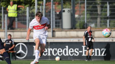 Dejan Galjen vom VfB Stuttgart II schießt das Tor zum 4:0 gegen den 1. FSV Mainz 05 II.