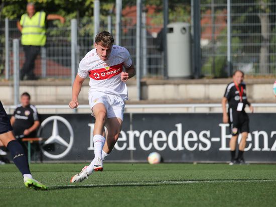 Dejan Galjen vom VfB Stuttgart II schießt das Tor zum 4:0 gegen den 1. FSV Mainz 05 II.