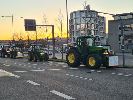 Bei Sonnenaufgang fuhr der kleine Traktor-Konvoi am Samstag am Pforzheimer Hauptbahnhof vorbei, um an der Protest-Rundfahrt des Bauernverbandes teilzunehmen. 