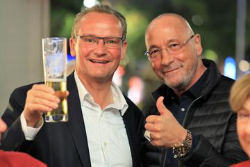 Auf den Erfolg: Gunther Krichbaum hat das Direktmandat im Wahlkreis Pforzheim erneut verteidigt. Auf der CDU-Wahlparty stieß er mit eine Bier an. Unter den Gratulanten war auch Uwe Hück von der Bürgerbewegung. 
