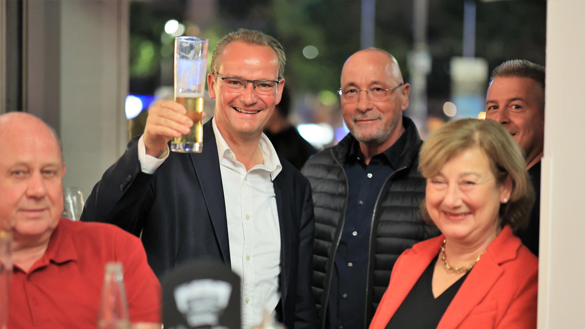 Auf den Erfolg: Gunther Krichbaum hat das Direktmandat im Wahlkreis Pforzheim erneut verteidigt. Auf der CDU-Wahlparty stieß er mit eine Bier an. Unter den Gratulanten war auch Uwe Hück von der Bürgerbewegung. 