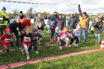 Kinder starten zum 100-Meter-Lauf