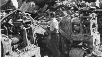 Ein Mitarbeiter der Gold- und Silberwarenfabrik Lutz und Weiß am Turnplatz sucht in den Trümmern nach brauchbaren Maschinen.