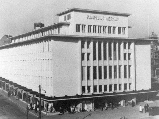 Leo-Merkur … Repräsentativ wieder aufgebaut wurde das damalige Kaufhaus „Merkur“. Mitte der 1950er Jahre gab es in seinem Umfeld noch etliche Provisorien. 

