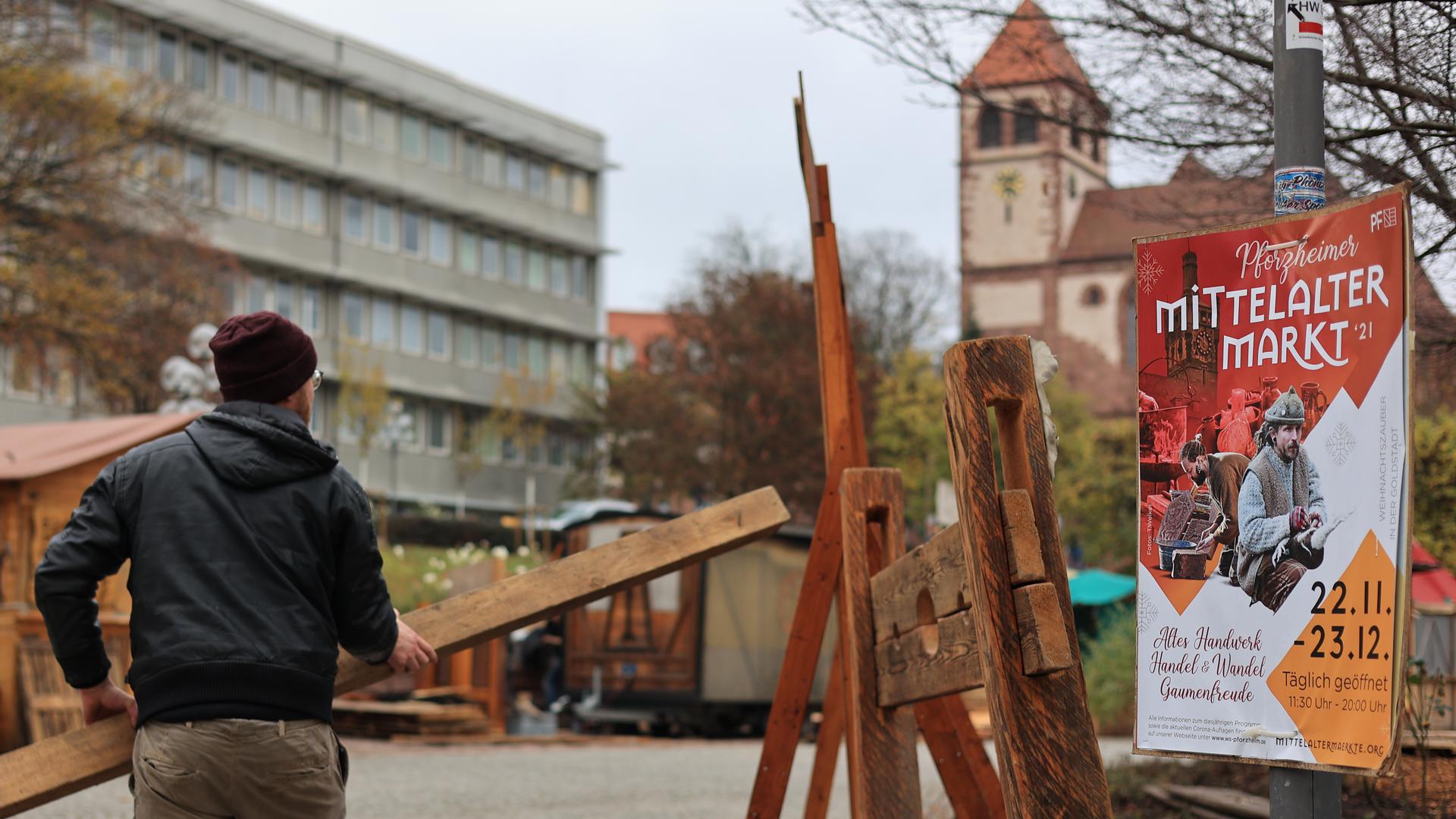 Bauen statt bangen: Für den Mittelaltermarkt im Pforzheimer Blumenhof gingen noch am Montag die Aufbauarbeiten unverdrossen voran.