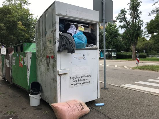 Typisches Bild in der Innenstadt: Altkleidercontainer quellen über und werden als Müllabladeplatz missbraucht – so wie hier in der Bleichstraße. 