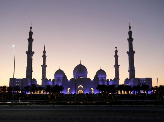 Die Sonne geht am 12.01.2018 in Abu Dhabi (Vereinigte Arabische Emirate) hinter der Scheich-Zayid-Moschee unter. Scheich Zayed gab 1996 bei der Grundsteinlegung den Startschuss für den Bau der größten Moschee in den Vereinigten Arabischen Emirate die heute, mit ihren 22 412 Quadratmetern, als die drittgrößte der islamischen Welt gilt. Foto: Dominic Dudley/Pacific Press via ZUMA Wire/dpa +++ dpa-Bildfunk +++