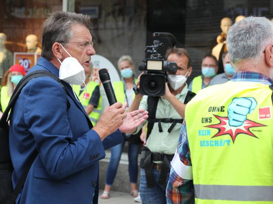 Verdi-Verhandlungsführer Bernhard Franke spricht am Freitagvormittag zu den Streikenden in der Pforzheimer Fußgängerzone.