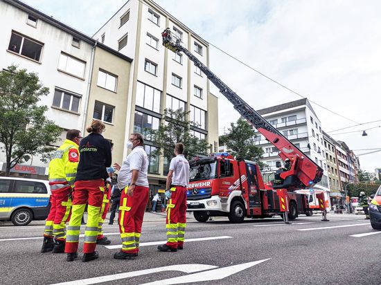 Kinder in Gefahr? Ein Feuerwehrmann auf einer Drehleiter an einem Gebäude in der Pforzheimer Leopoldstraße.