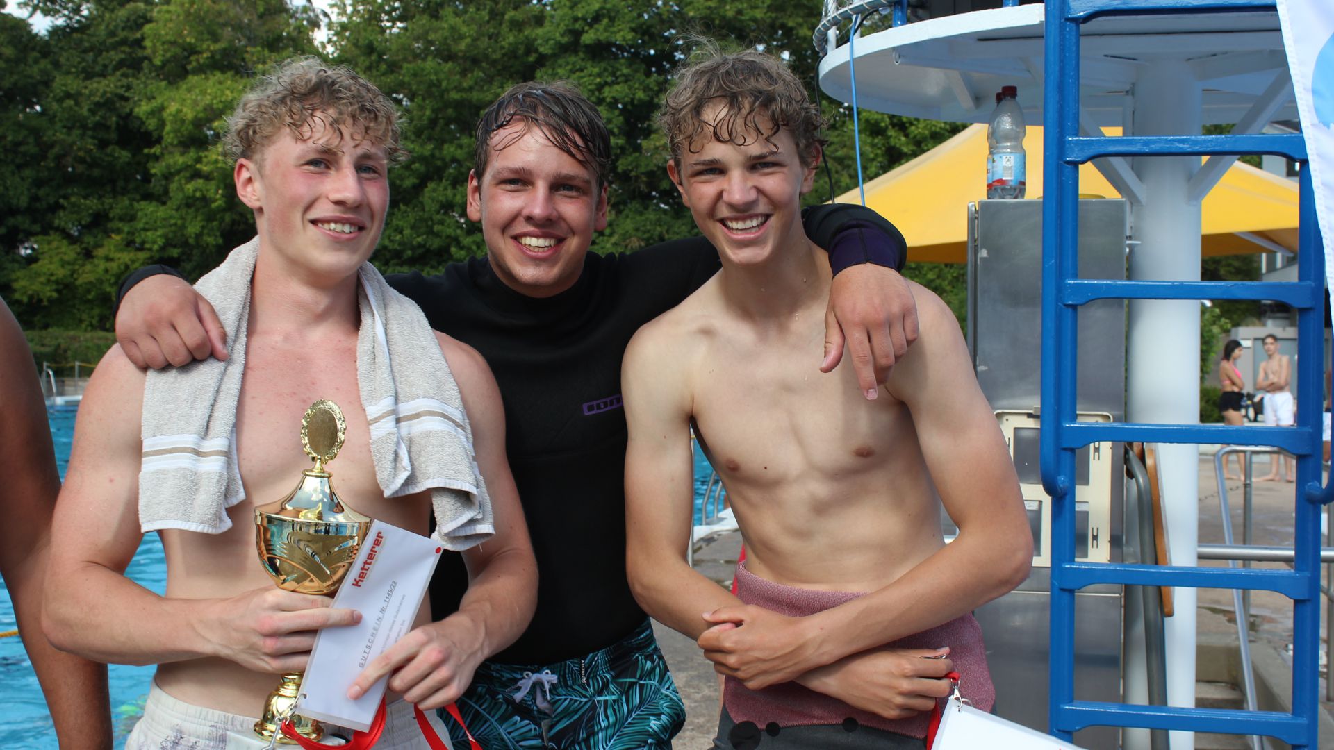 Holte den Pokal: Die beste Arschbombe setzte Reinhold Kähm (links) bei den Teilnehmern über 18 Jahre ins Becken.