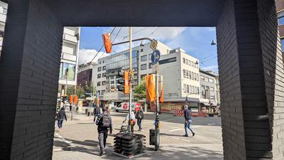 Straßnekreuzung, Menschen, Autos, urbane Gebäude: Das ehemalige Sinn-Leffers-Kaufhaus in der Pforzheimer Innenstadt ist laut CDU-Fraktion „zu wichtig, um es unkontrolliert dem Markt zu überlassen“. 