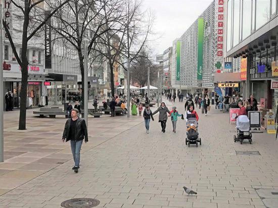 Die Fußgängerzone in Pforzheims Innenstadt zeigt sich am Smstag nicht voll, aber belebt nachdem der Regen aufhört. Auf den ersten Blick scheint alles normal zu sein. Menschen gehen shoppen, bummeln und unterhalten sich. Nur KLeinigkeiten deuten darauf hin, dass nicht alles ist, wie es scheint.