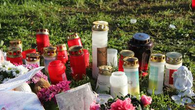 Blumen, Kerzen, Kuscheltiere: Anwohner drücken an der Unfallstelle im Tiergarten ihre Trauer um den Siebenjährigen aus, der vergangene Woche in der Lion-Feuchtwanger-Allee überfahren wurde.