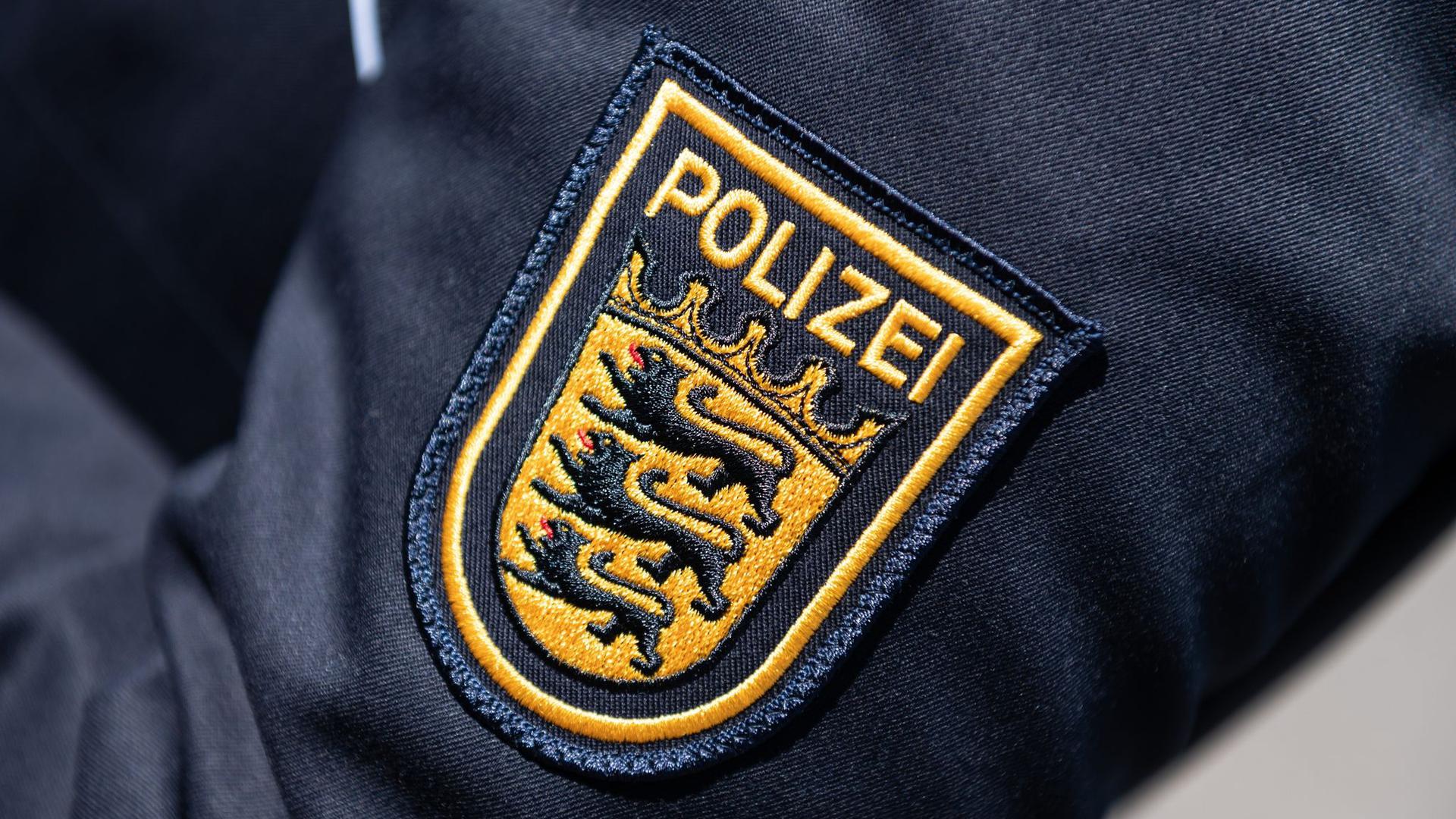 Das Wappen der Polizei Baden-Württemberg auf der Uniform einer Beamtin.