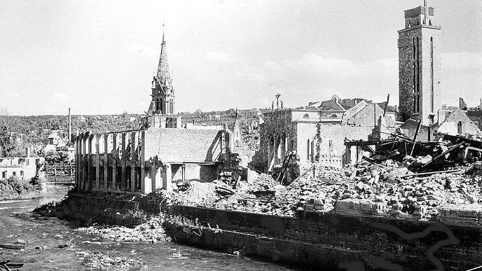 Noch im Jahr der Zerstörung von Pforzheim am 23. Februar 1945 wurde in der Ruine des Victor-Rehm-Gebäudes wieder notdürftig mit der Produktion begonnen.  