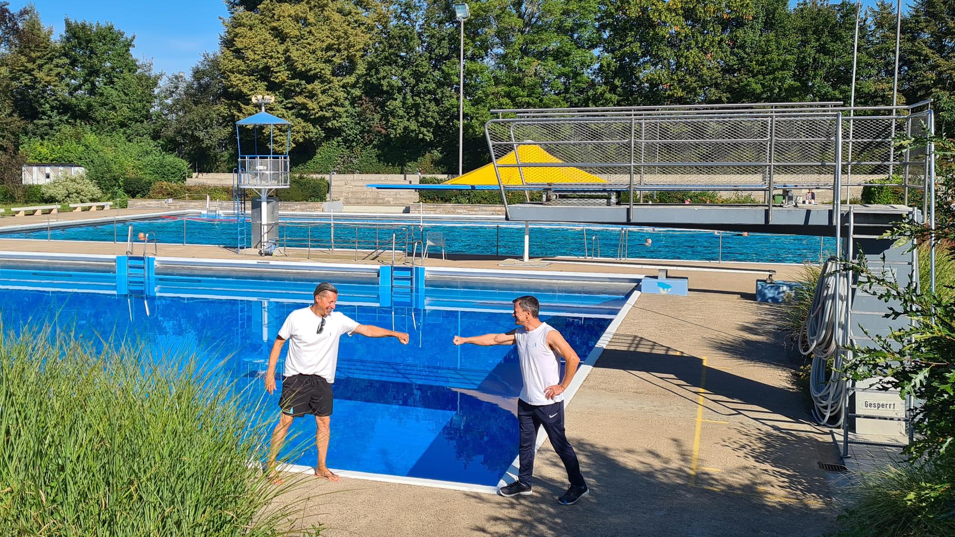 Eine durchwachsene Badesaion ist  zu Ende: Stadtrat Jörg Augenstein und Betriebsleiter Peter Boehler blicken am Rande eines Beckens im Wartbergbad schon auf 2022.