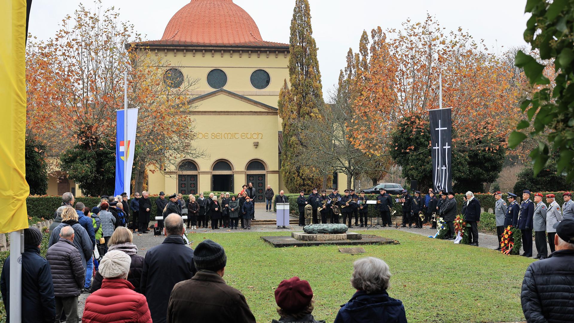 Stilles Gedenken: Zum Volkstrauertag lud der Volksbund Deutsche Kriegsgräberfürsorge zur Gedenkfeier am Mahnmal der Gefallenen beider Weltkriege auf dem Hauptfriedhof Pforzheim