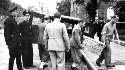 Kisten mit den neuen D-Mark-Scheinen wurden vor 75 Jahren unter strenger Bewachung in den nicht zerstörten Tresor der Reichsbank-Ruine an der Simmlerstraße gebracht. Der Fotograf Otto Kropf hatte sich zwei Tage auf die Lauer gelegt, um diesen Augenblick im Bild festzuhalten