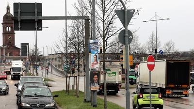 Auf einem Verkehrsteiler am Pforzheimer Hauptbahnhof werben am Dienstag Plakate von CDU, AfD und SPD um Stimmen für die Landtagswahl am 14. März. Allerdings dürften dort gar keine Wahlplakate aufgestellt sein.