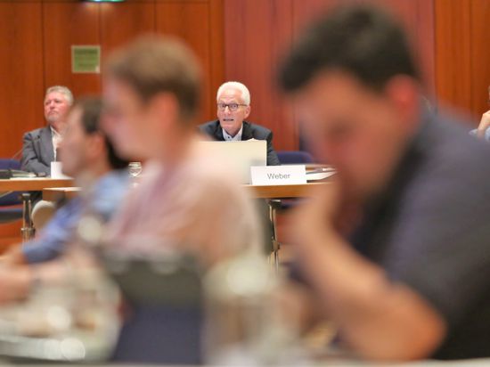 Pforzheims Stadtkämmerer Konrad Weber hält vor Gemeinderatsmitglieder seinen Halbjahresbericht zur Haushaltsentwicklung