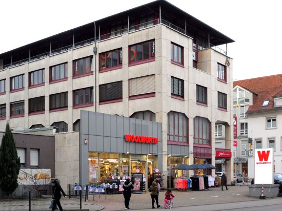 Im Gebäude Christophallee 23-25 richtete Woolworth seinen dritten Store  in Pforzheim ein. 