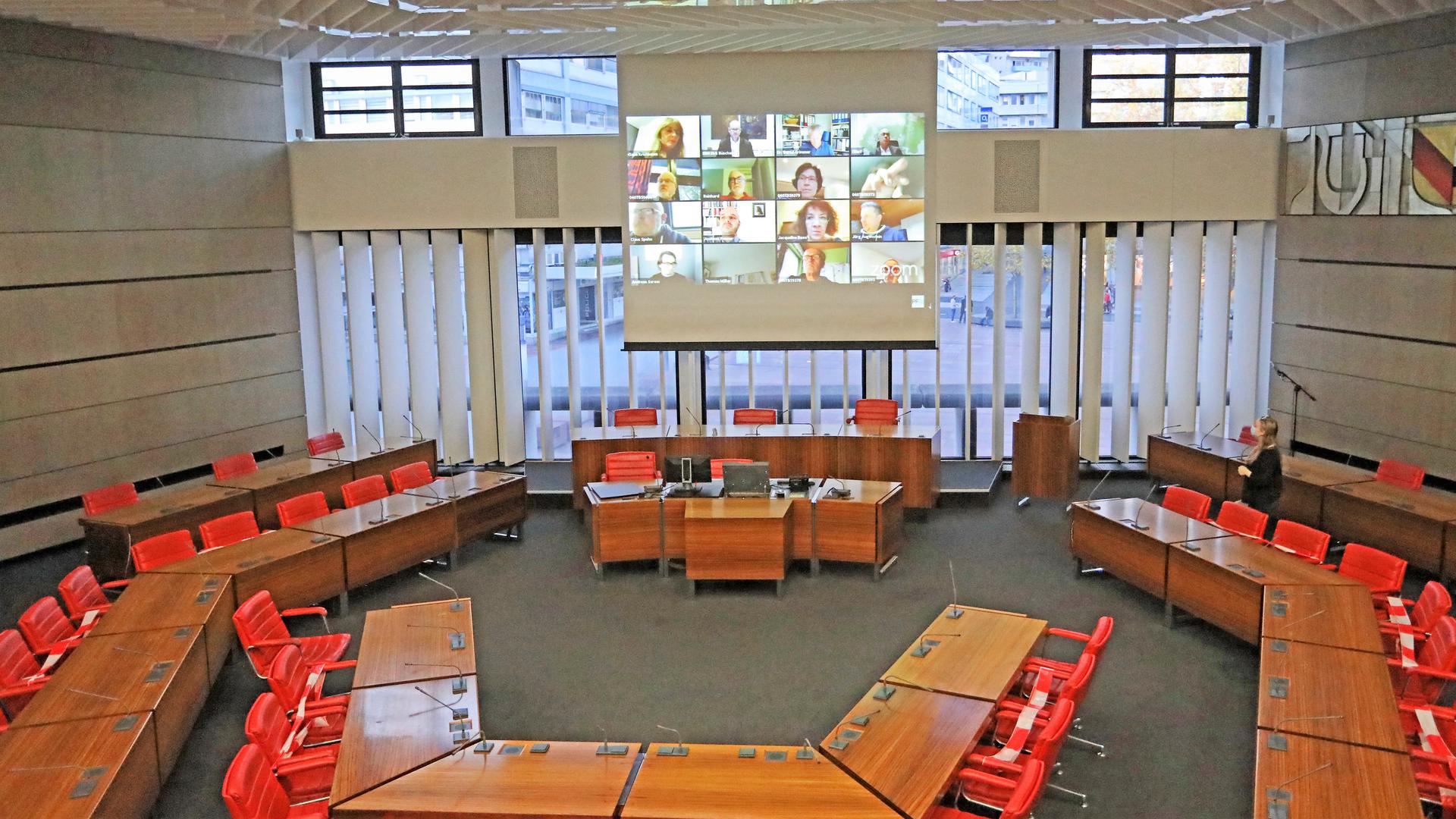 Per Projektor wird in den leeren Pforzheimer Ratssaal eine virtuelle Gemeinderatssitzung gestreamt. 