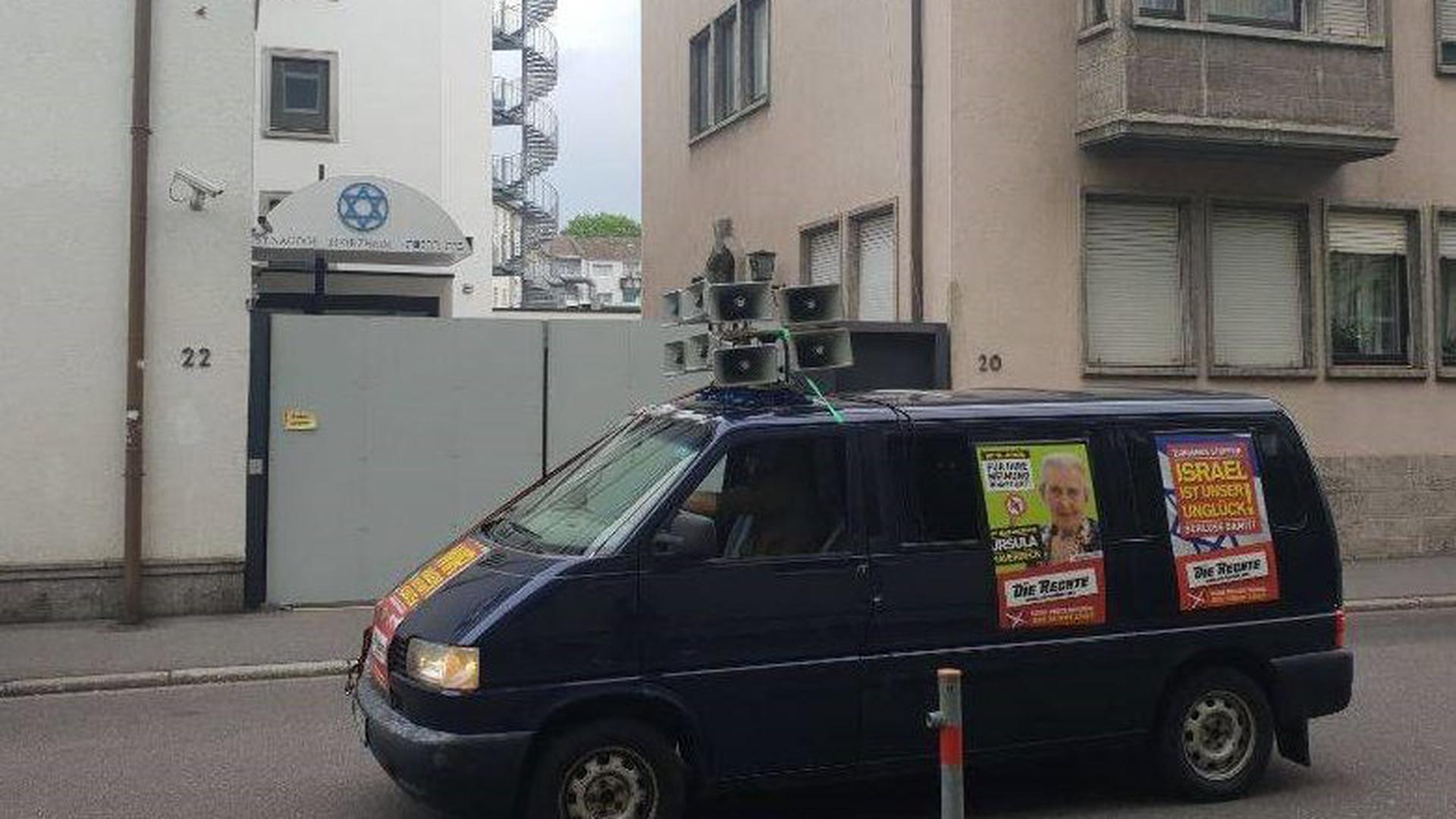 Agitation vor der Synagoge: Rechte Aktivisten fahren im Mai 2019 im Kleinbus mit Lautsprechern den umstrittenen Plakaten durch Pforzheim.
