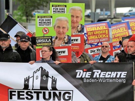 Anhänger von Die Rechte marschieren mit Wahlplakaten und Fahnen:  Im Europawahlkampf 2019 war die Partei „Die Rechte“ in der Goldstadt unter anderem mit einer Demonstration aktiv.