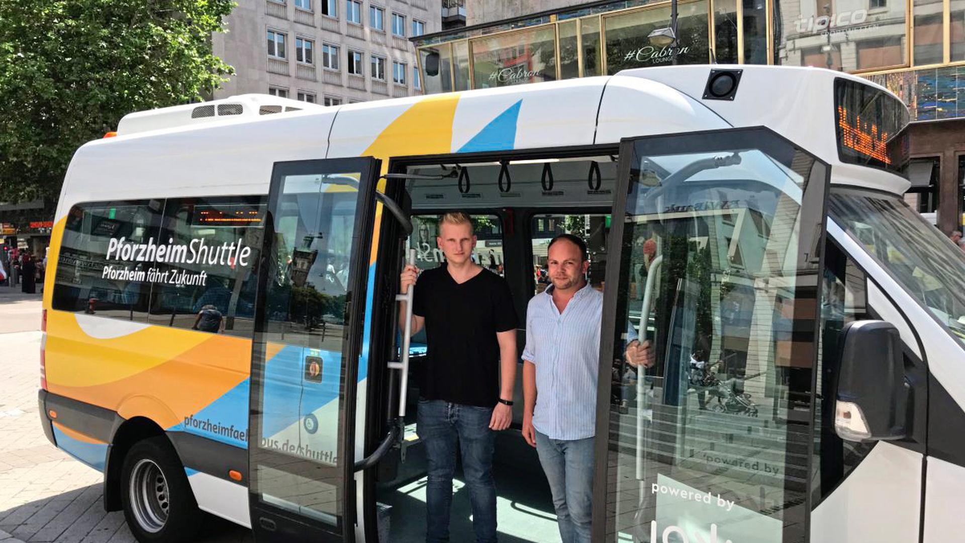 Zufrieden mit dem Start des Pforzheim Shuttle sind Alex Riedlinger und Nicolas Haller (von links). Die beiden Verkehrsplaner von DB Südwestbus begleiten das Projekt. Vorerst wird ein Bus in der Pforzheimer Nordstadt eingesetzt. Dieser kann mit einem normalen Busticket individuell genutzt werden