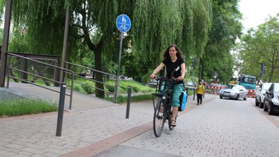 Mehr Radwege, weniger Autos: Das fordert Marthe Soncourt, die für Critical Mass im Mobilitätsbeirat sitzt. Zusammen mit anderen Fahrrad-Aktivisten sprach sie sich dort unter anderem für das Ende der Brötchentaste aus.