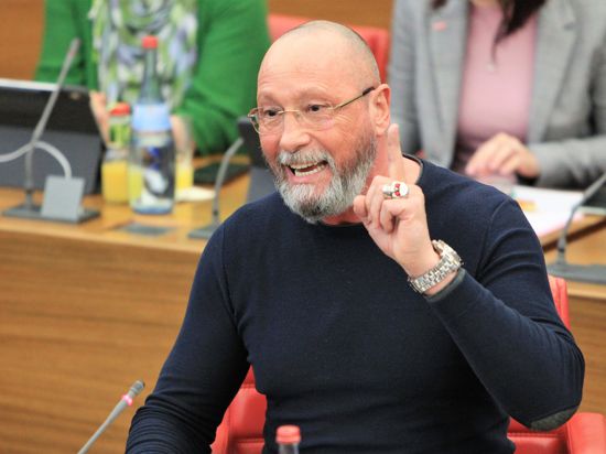 Stadtrat Uwe Hück spricht im Pforzheimer Gemeinderat