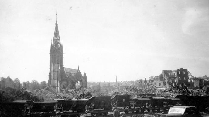 Bilder des Grauens: Der Feuersturm, entfacht durch den Luftangriff britischer Bomber am 23. Februar 1945, hinterließ die Pforzheimer Innenstadt als einziges Trümmerfeld. Auch die Stadtkirche wurde zerstört. An diesem Abend starben weit über 17.600 Menschen.