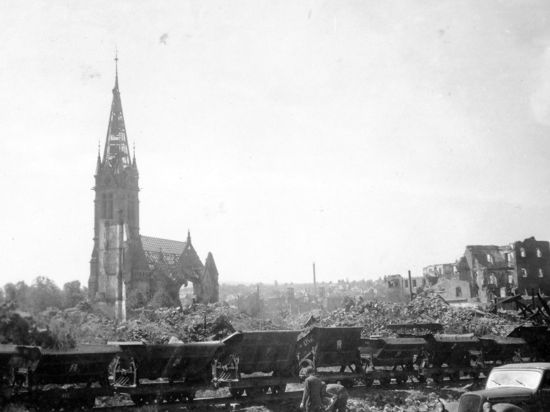 Bilder des Grauens: Der Feuersturm, entfacht durch den Luftangriff britischer Bomber am 23. Februar 1945, hinterließ die Pforzheimer Innenstadt als einziges Trümmerfeld. Auch die Stadtkirche wurde zerstört. An diesem Abend starben weit über 17.600 Menschen.