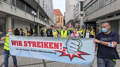 Warnstreik in der Fußgängerzone: Streikende aus dem Einzelhandel am Freitagmorgen vor Galeria Kaufhof in Pforzheim