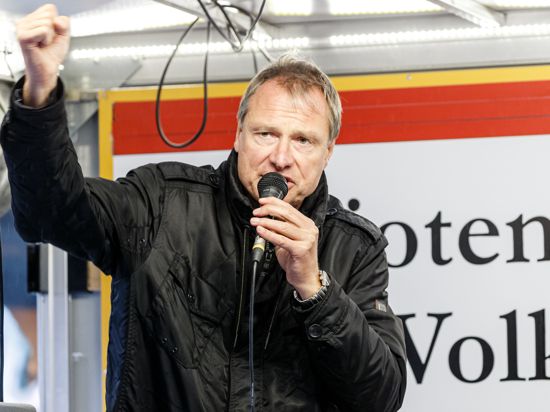 29.09.2019, Hamburg: Der Pegida-Aktivist Michael Stürzenberger spricht auf einer Kundgebung unter dem Motto "Michel, wach endlich auf". Foto: Markus Scholz/dpa +++ dpa-Bildfunk +++ | Verwendung weltweit