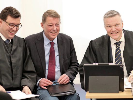 Der geschasste Stadtwerke-Chef Roger Heidt mit seinen Anwälten Alexander Belz (links) und Andreas Pentz (rechts) im Gerichtssaal in Pforzheim.