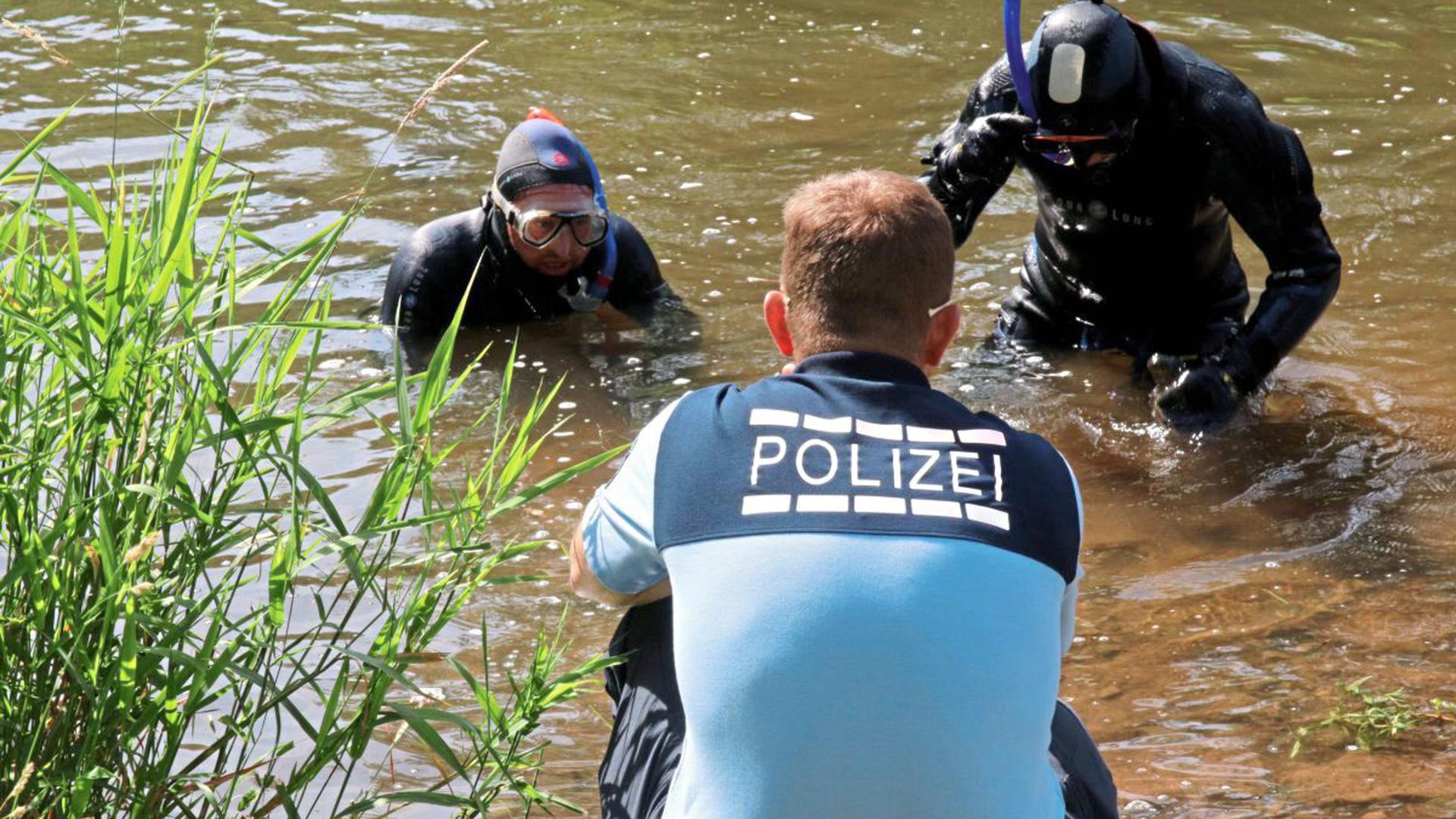 Taucher der Wasserschutzpolizei suchten Anfang Juli 2019 in der Enz nach Spuren im Fall des ermordeten Pforzheimer Schmuckhändlers.