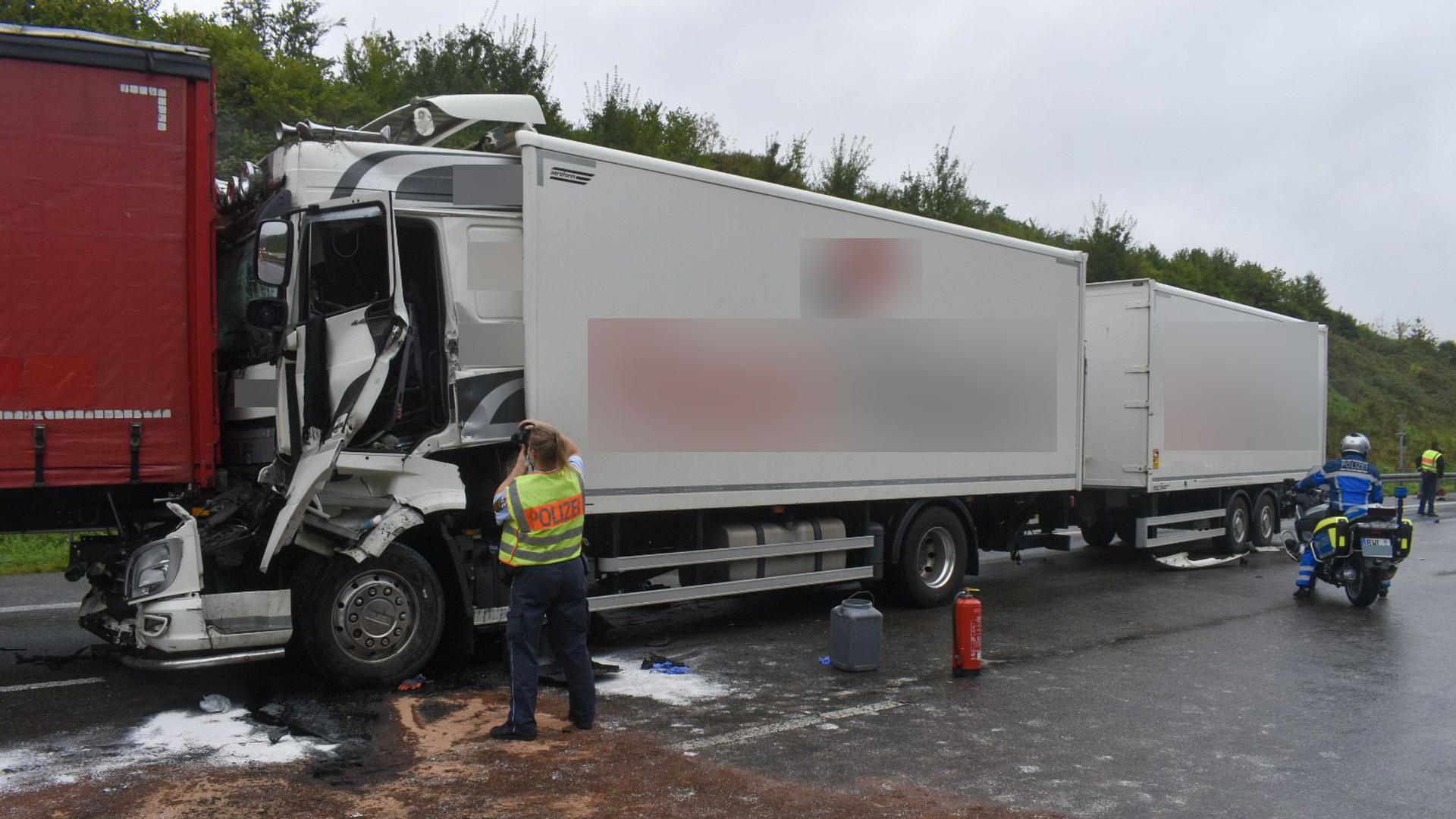 Ein zerstörter Lkw steht nach einem Unfall auf der A8 bei Pforzheim. 