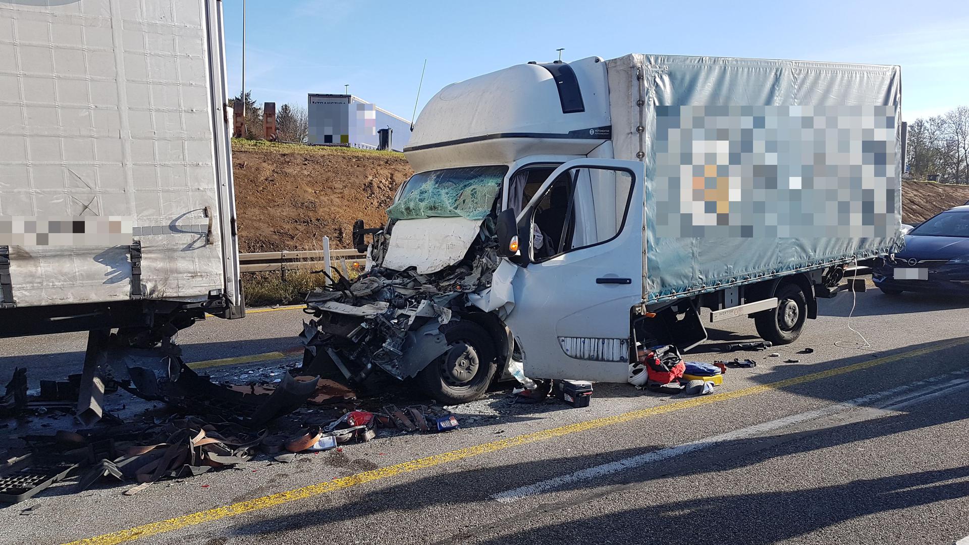 Zerstörter Kleintransporter nach einem Unfall auf der A8 bei Pforzheim. 