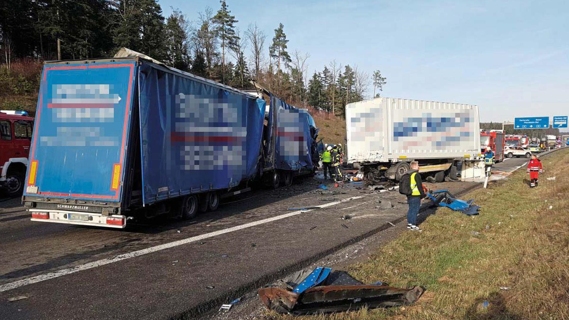 Nach dem tödlichen Unfall auf der A8 bei Pforzheim sollen Gaffer die Tür eines Rettungswagens geöffnet haben, um den Verletzten sehen zu können.