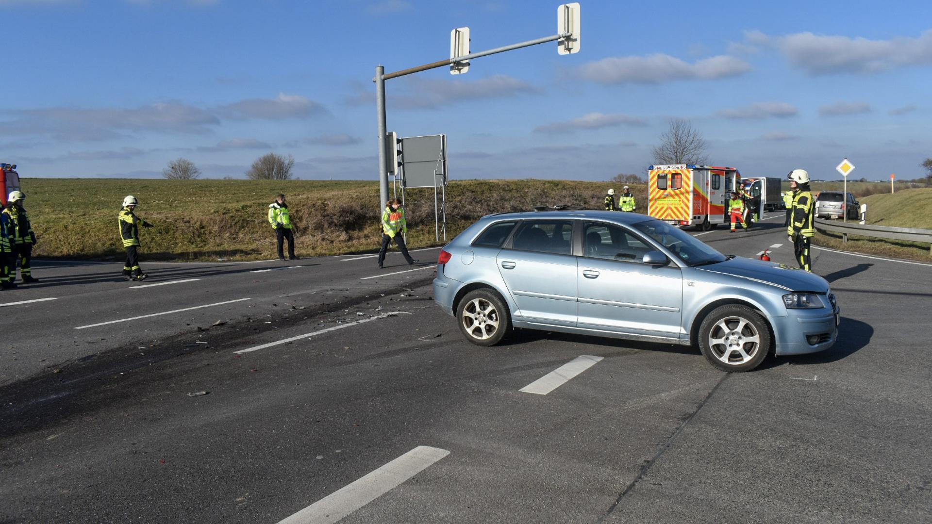 Ein Audi steht nach einem Unfall auf einer Kreuzung.