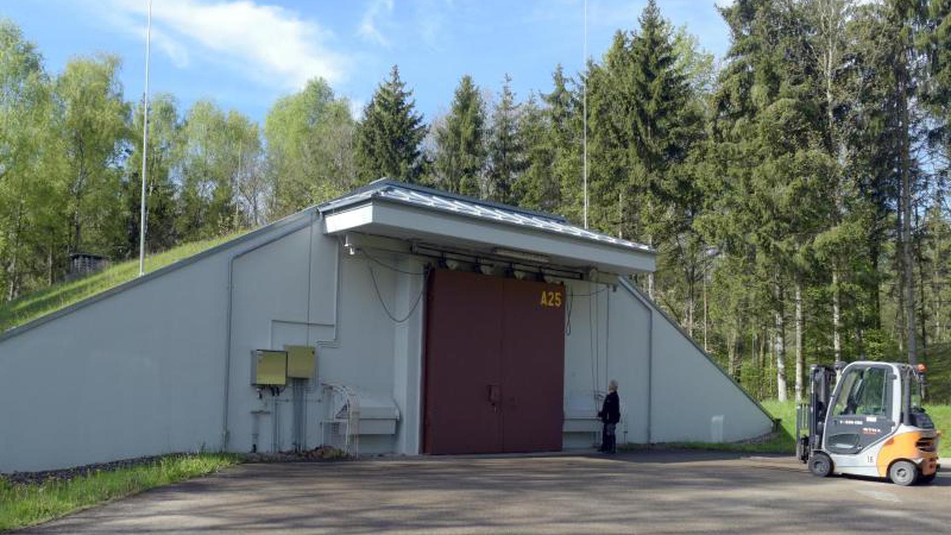 Ein Bunker steht in einem Munitionsdepot der Bundeswehr