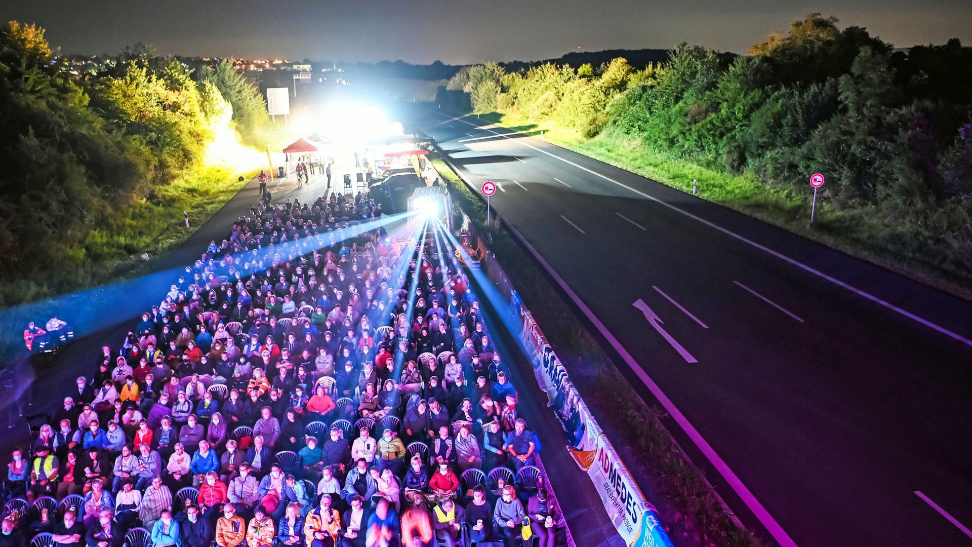 Auf der Autobahn A8 findet ein Open Air Kino statt. Gezeigt wird das Roadmovie „25 km/h“.